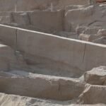 Obelisco Inacabado de Asuan en Egipto, el colosal monolito de granito aun unido a la roca madre dentro de la antigua cantera faraonica