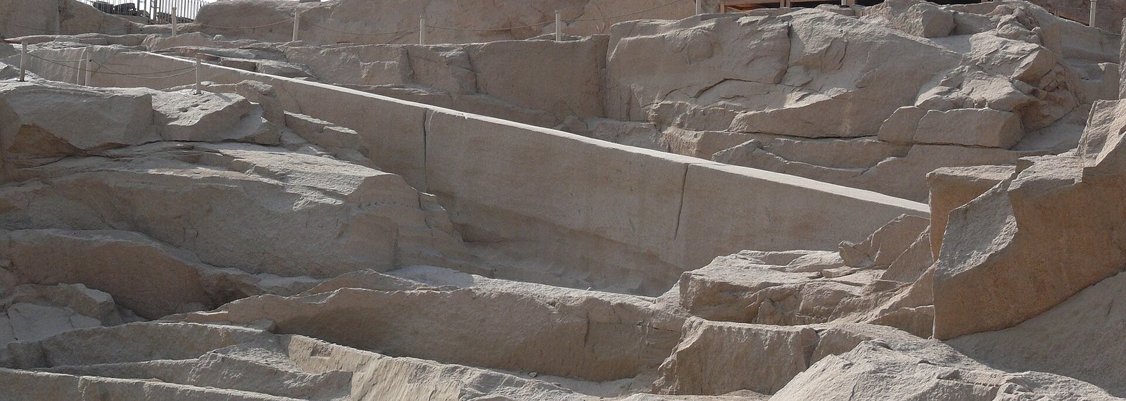 Obelisco Inacabado de Asuan en Egipto, el colosal monolito de granito aun unido a la roca madre dentro de la antigua cantera faraonica