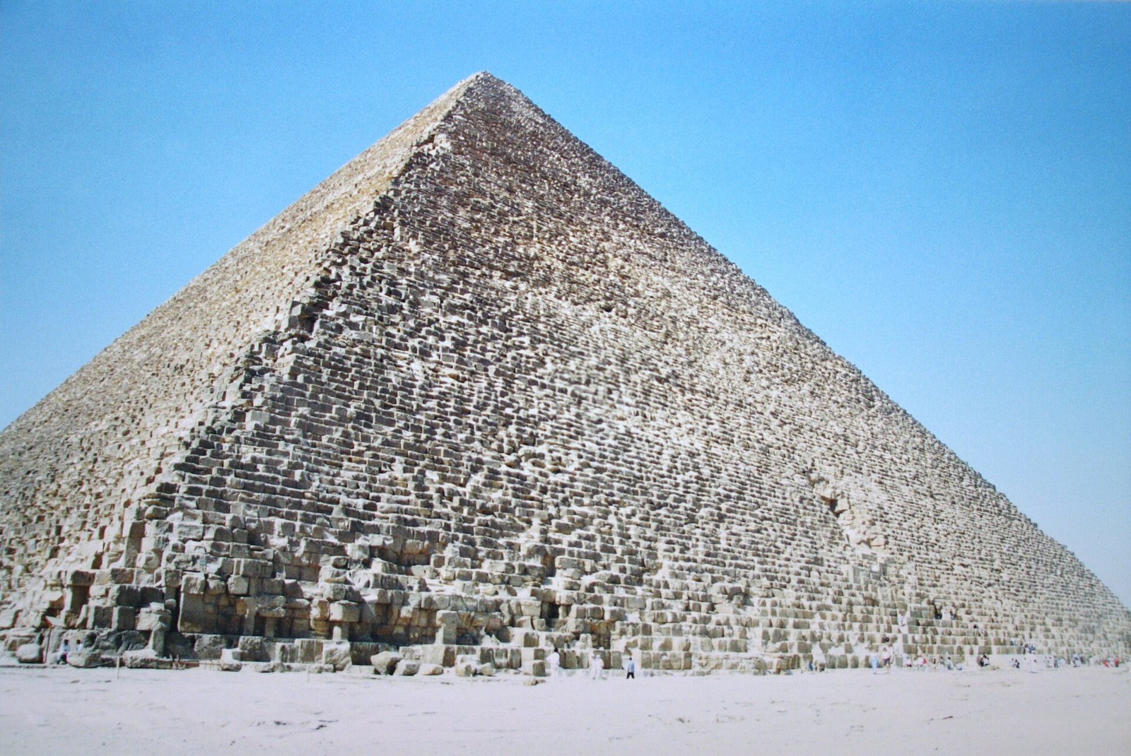 Gran Piramide de Keops en Giza, Egipto, vista completa con cielo azul despejado