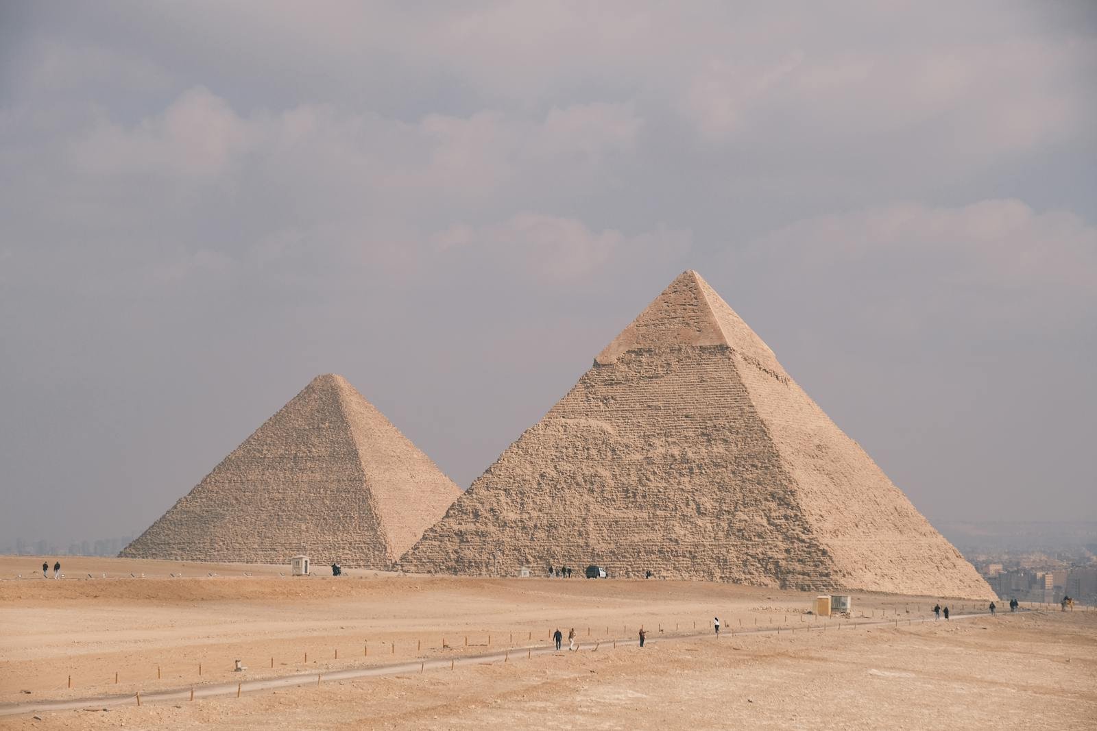 Las tres Pirámides de Giza vistas desde la meseta, Egipto