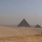 Vista panoramica de las tres piramides de Giza en el desierto de Egipto al amanecer