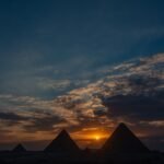 Pirámides de Giza al atardecer dorado, Egipto