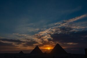 Pirámides de Giza al atardecer dorado, Egipto