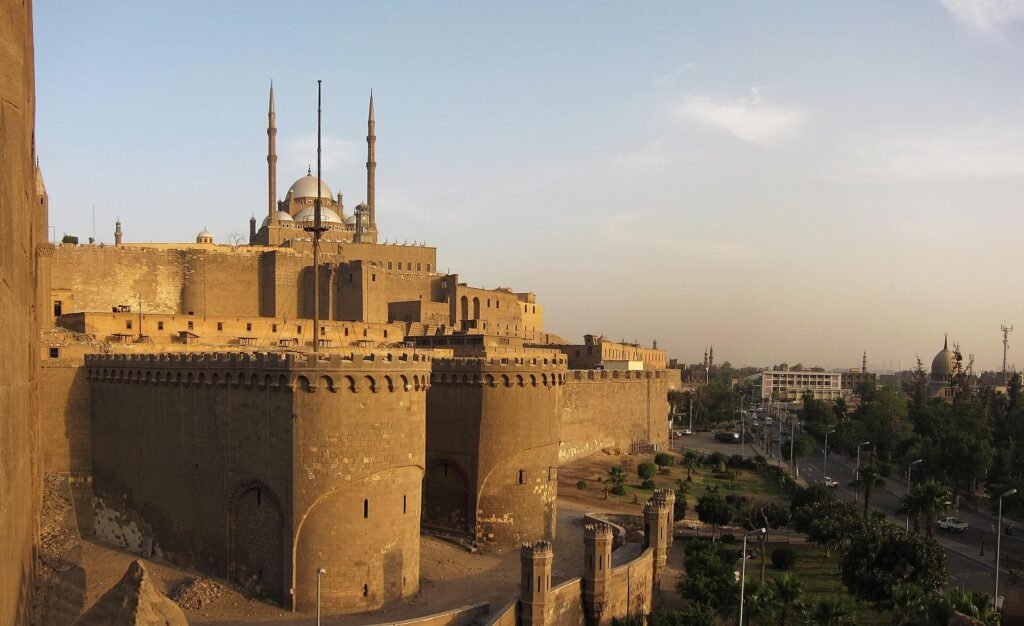 Ciudadela de Saladino al atardecer en El Cairo islamico, con la mezquita de Muhammad Ali y sus minaretes coronando las murallas y torres fortificadas de Egipto