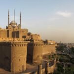 Ciudadela de Saladino al atardecer en El Cairo islamico, con la mezquita de Muhammad Ali y sus minaretes coronando las murallas y torres fortificadas de Egipto