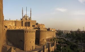 Ciudadela de Saladino al atardecer en El Cairo islamico, con la mezquita de Muhammad Ali y sus minaretes coronando las murallas y torres fortificadas de Egipto
