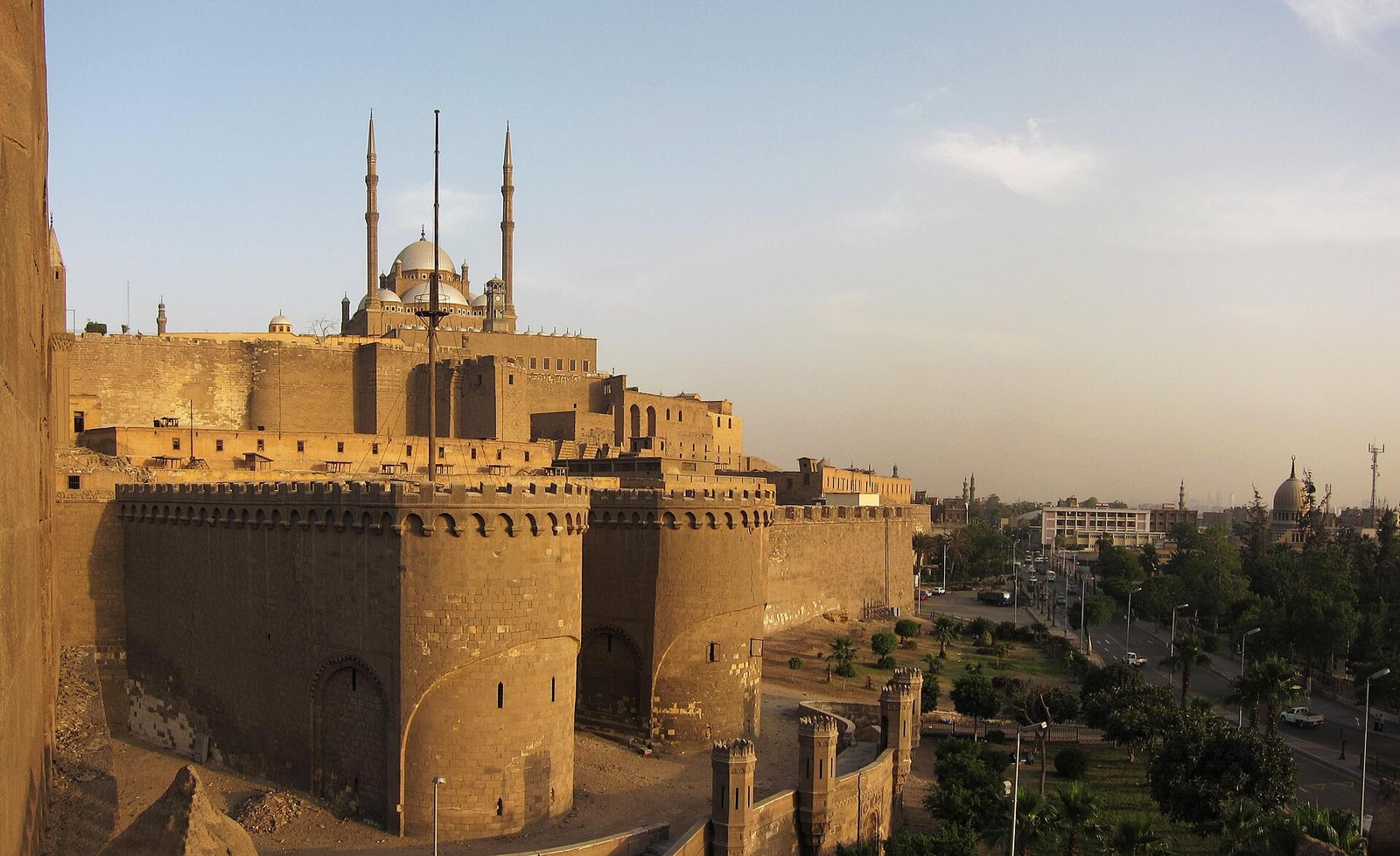 Ciudadela de Saladino al atardecer en El Cairo islamico, con la mezquita de Muhammad Ali y sus minaretes coronando las murallas y torres fortificadas de Egipto