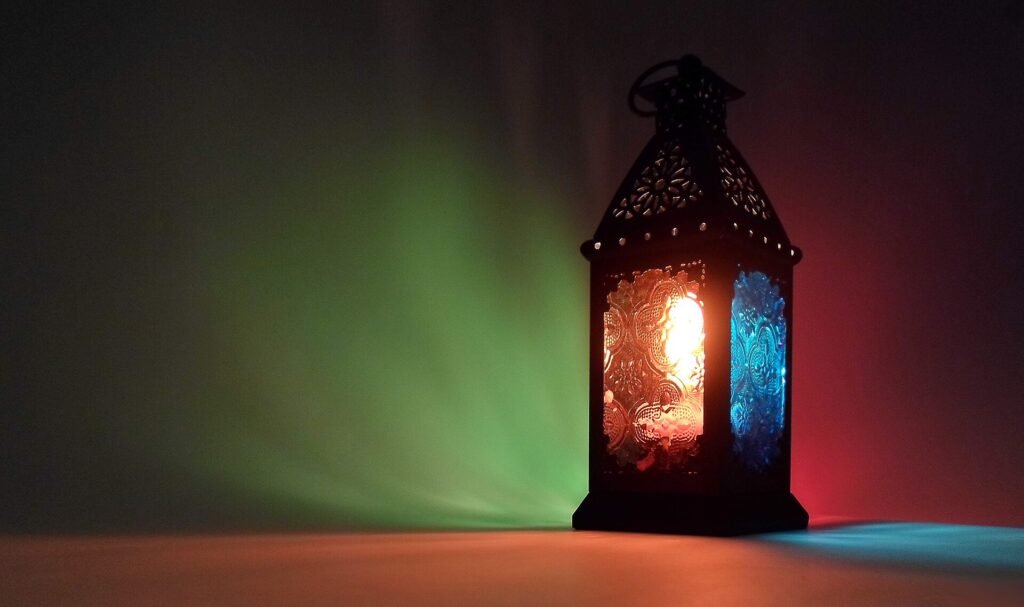 Farol de Ramadan fanous encendido con vidrios de colores y luz calida en Egipto