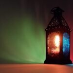 Farol de Ramadan fanous encendido con vidrios de colores y luz calida en Egipto