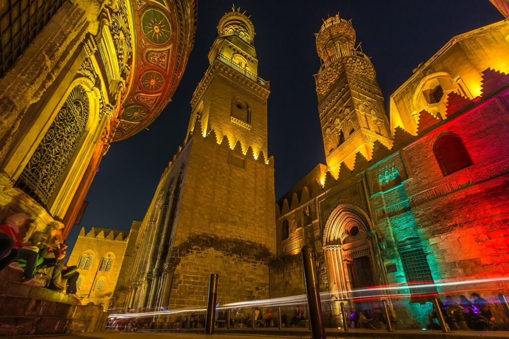 Minaretes iluminados de la arquitectura islamica del Viejo Cairo de noche durante el Ramadan
