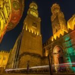 Minaretes iluminados de la arquitectura islamica del Viejo Cairo de noche durante el Ramadan