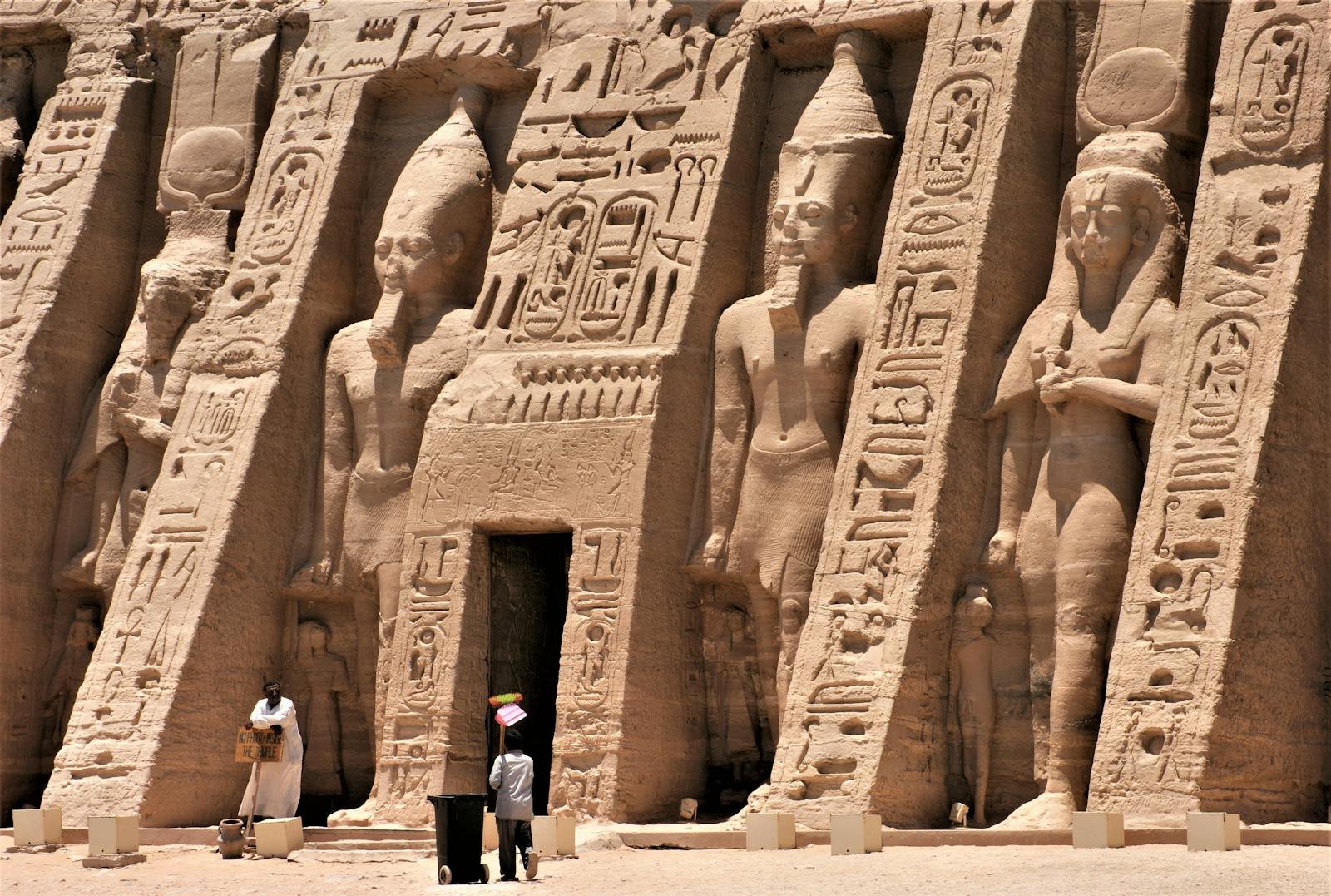 Fachada del templo de Abu Simbel con los colosos de Ramsés II