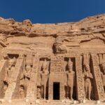 Fachada del templo menor de Nefertari en Abu Simbel tallada en el acantilado de roca bajo un cielo azul intenso, Egipto