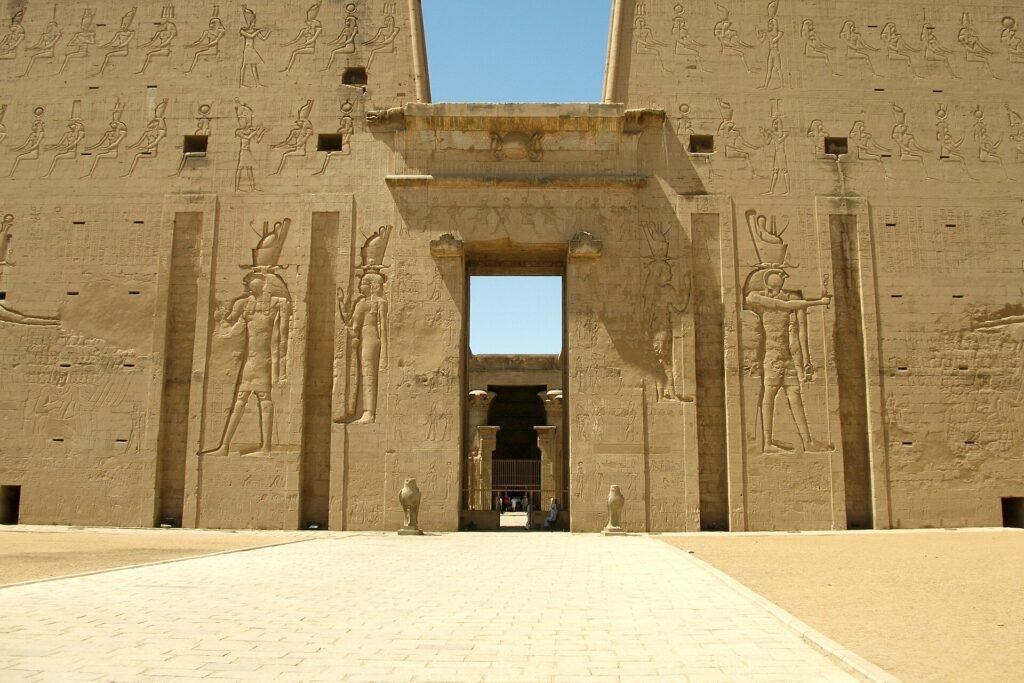 Pilono y puerta monumental del templo de Horus en Edfu, uno de los mejor conservados de Egipto