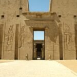 Pilono y puerta monumental del templo de Horus en Edfu, uno de los mejor conservados de Egipto