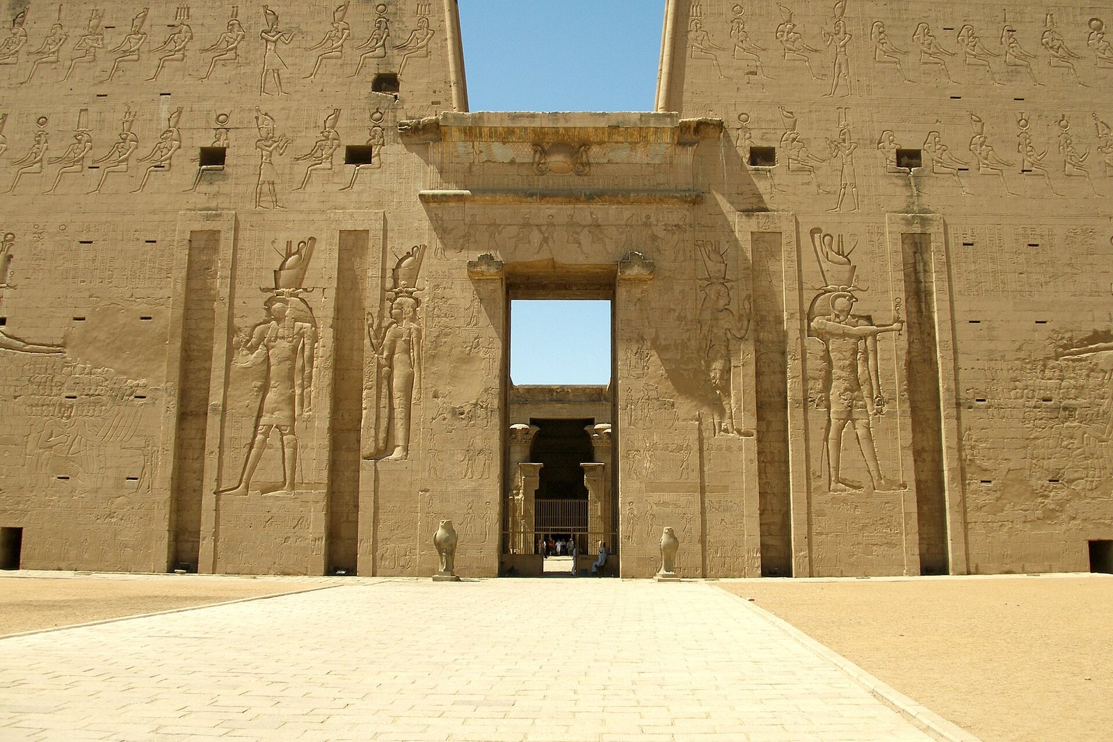 Fachada del pilono monumental del templo de Edfu dedicado al dios Horus, Egipto