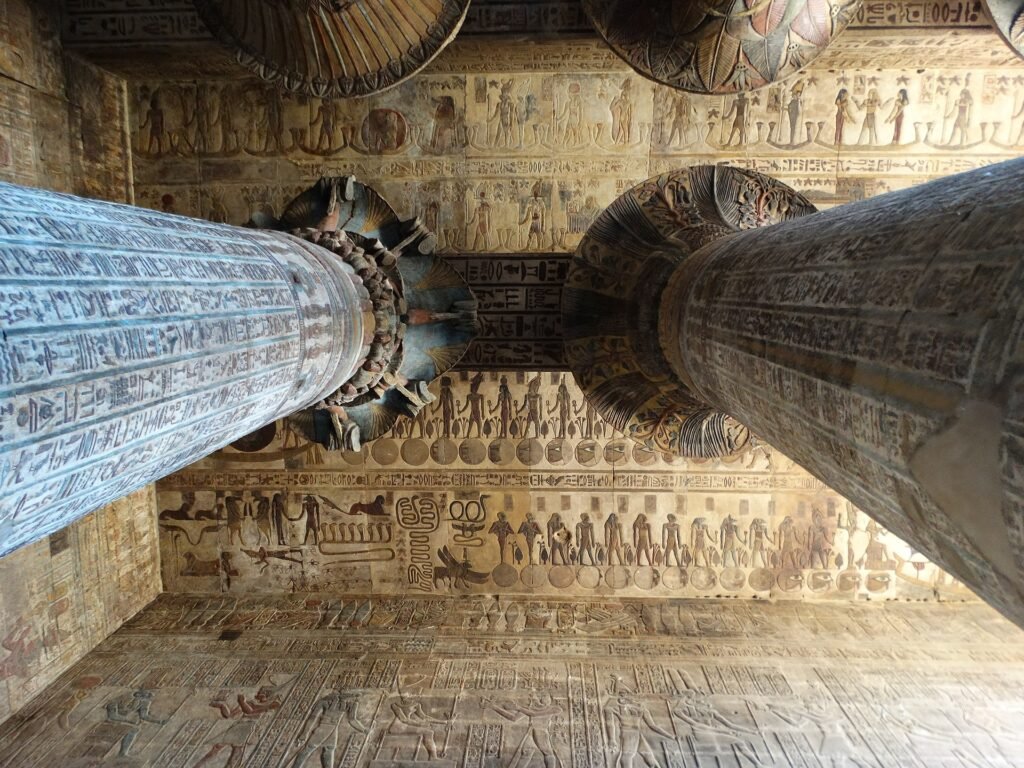 Columnas y techo astronomico restaurado del templo de Esna de Khnum, Egipto