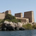 Templo de Filae de Isis emergiendo de las aguas del Nilo en Asuan, Egipto