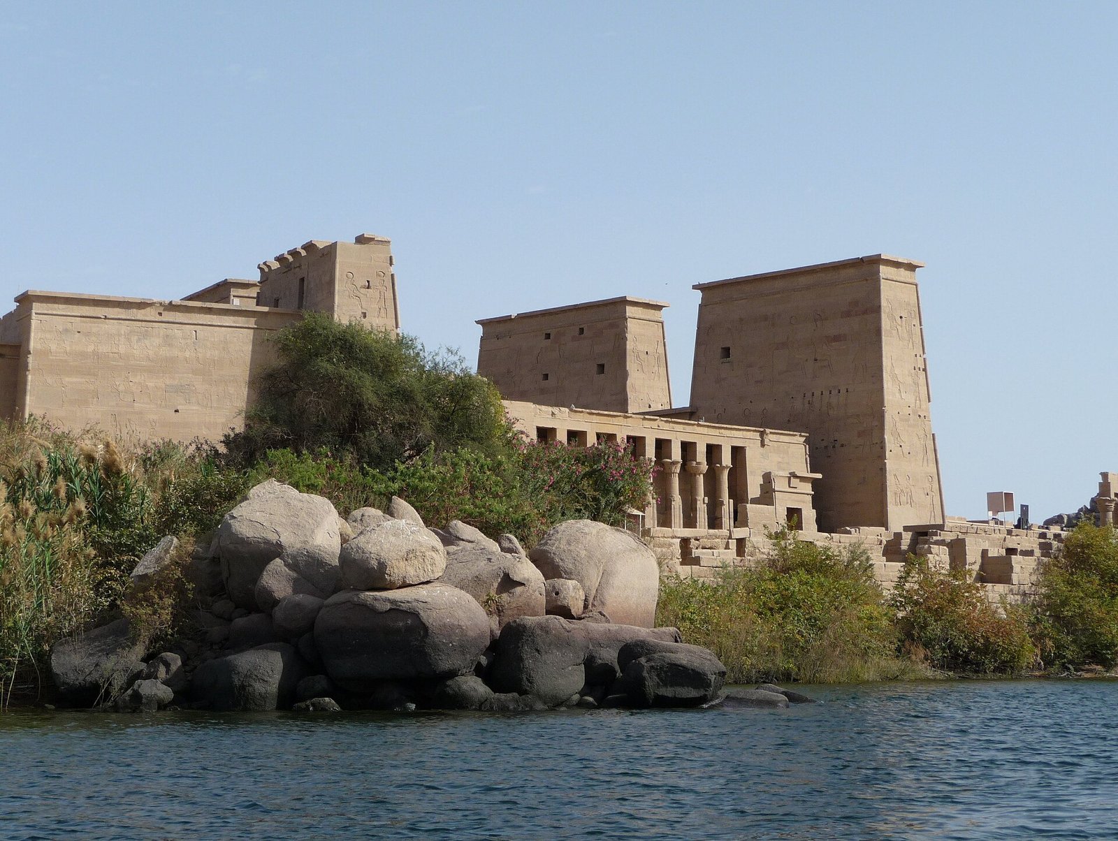 Templo de Isis en Filae emergiendo sobre las aguas del Nilo en Asuan, excursion en faluca, Egipto