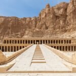 Templo de Hatshepsut en Deir el-Bahari con su calzada simetrica y acantilados de Luxor, Egipto