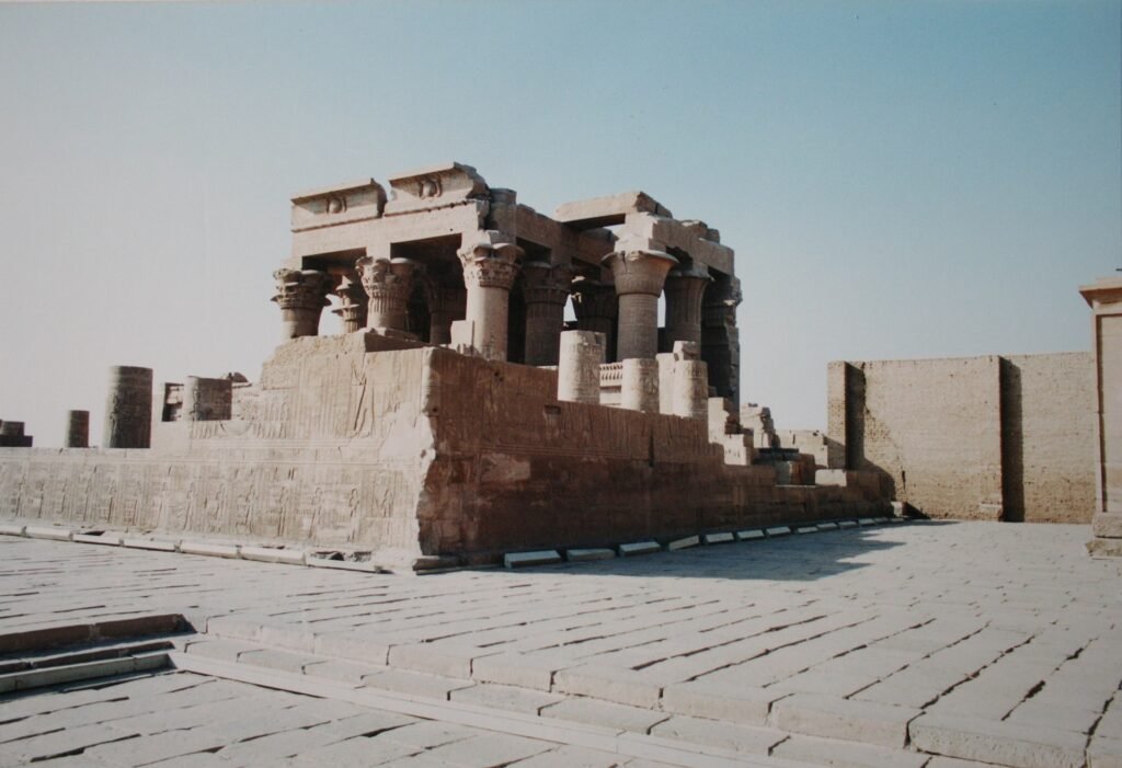 Templo de Kom Ombo junto al Nilo con sus columnas y relieves bajo cielo despejado, Egipto