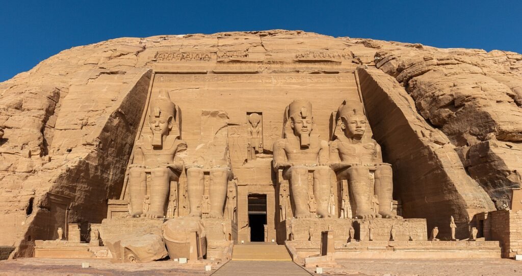 Colosos de Ramses II en la fachada del templo de Abu Simbel, Asuan, Egipto, bajo cielo azul