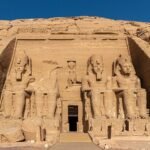 Colosos de Ramses II en la fachada del templo de Abu Simbel, Asuan, Egipto, bajo cielo azul