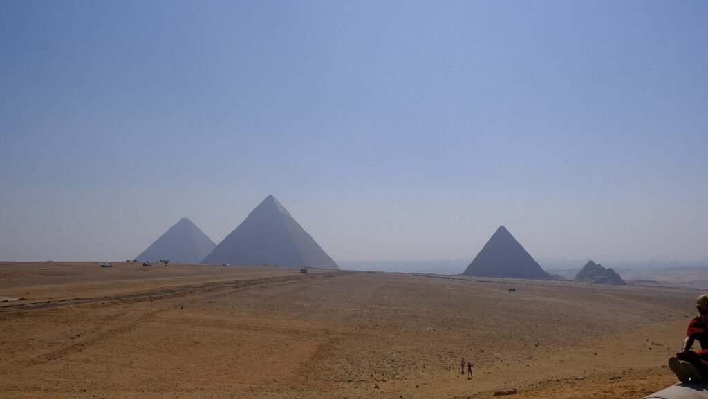 Las piramides de Giza en el desierto egipcio durante la temporada alta y baja de viajes en Egipto