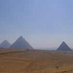 Las piramides de Giza en el desierto egipcio durante la temporada alta y baja de viajes en Egipto