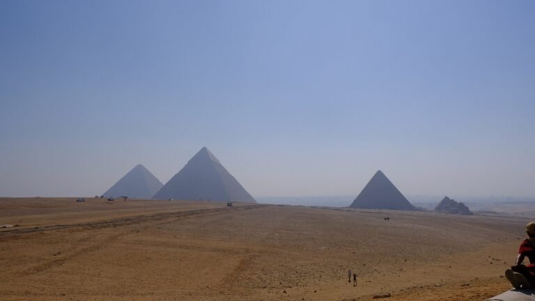 Las piramides de Giza en el desierto egipcio durante la temporada alta y baja de viajes en Egipto