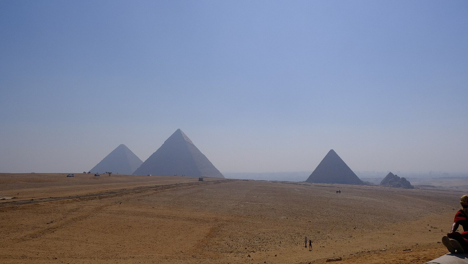 Las piramides de Giza en el desierto egipcio durante la temporada alta y baja de viajes en Egipto