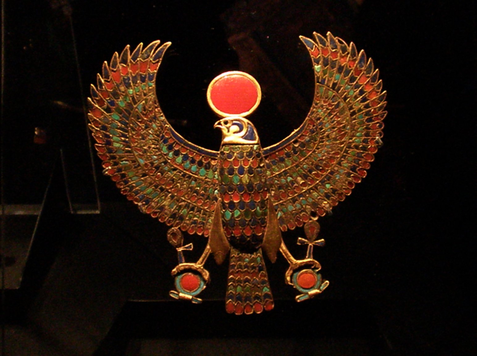 Pectoral dorado de halcon de Tutankamon en el Gran Museo Egipcio de El Cairo, joya de la excursion al GEM