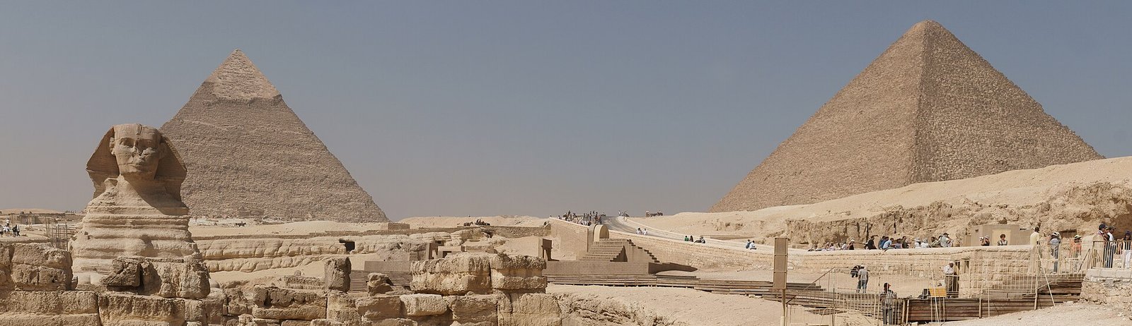 La Gran Esfinge de Giza junto a las piramides de Kefren y Keops en un dia soleado, vista panoramica del recinto arqueologico