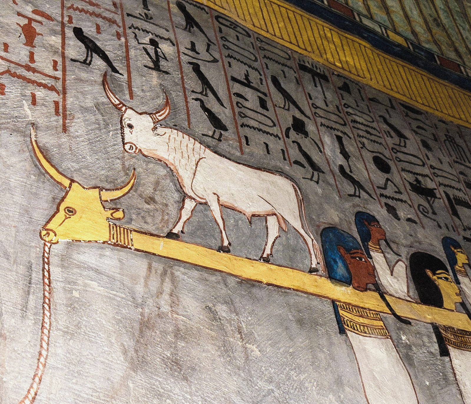 Pinturas murales vividas en una tumba del Valle de los Reyes, excursion estrella de la orilla oeste de Luxor, Egipto