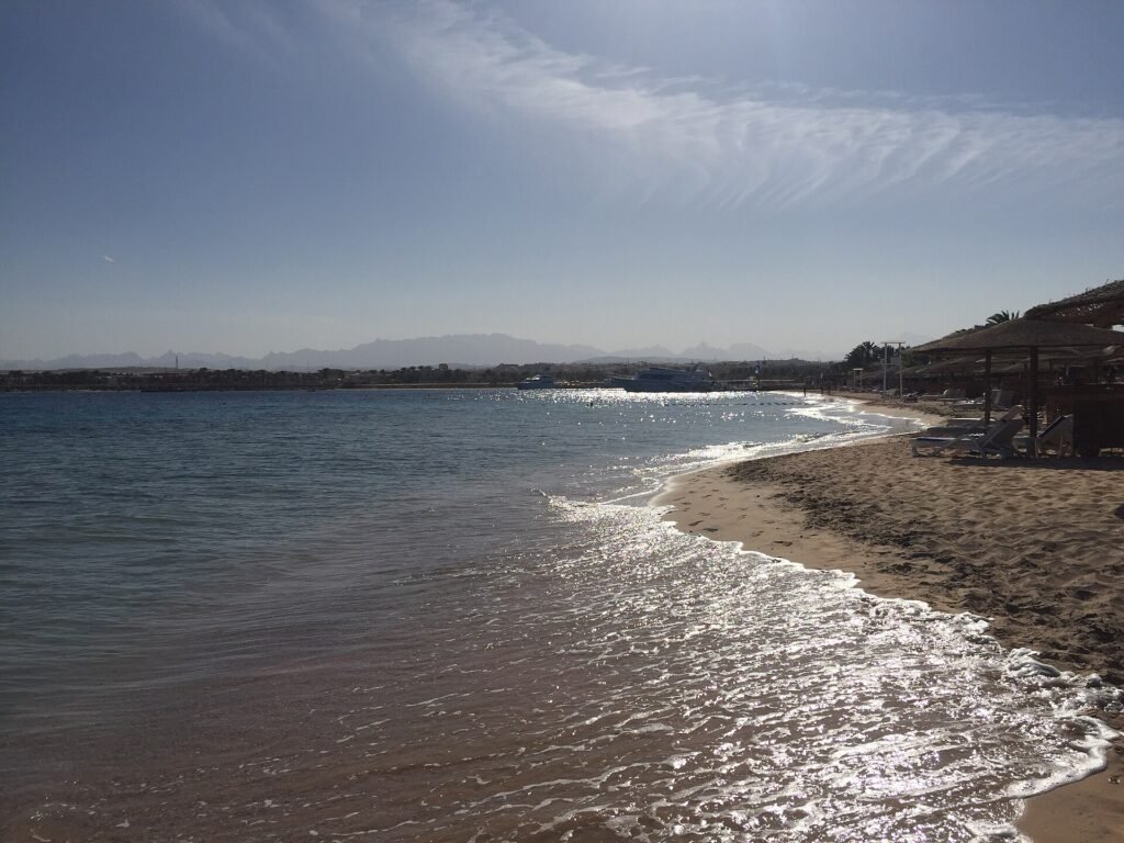 Playa del Mar Rojo en Hurghada Egipto con arena dorada y agua turquesa en verano