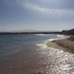 Playa del Mar Rojo en Hurghada Egipto con arena dorada y agua turquesa en verano