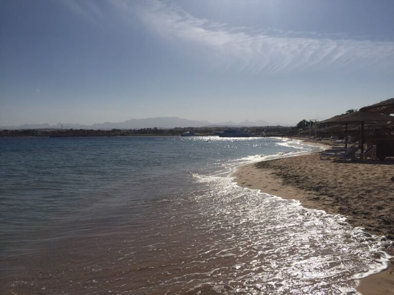 Playa del Mar Rojo en Hurghada Egipto con arena dorada y agua turquesa en verano