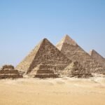 Las tres piramides de Giza bajo un cielo despejado en Egipto en diciembre