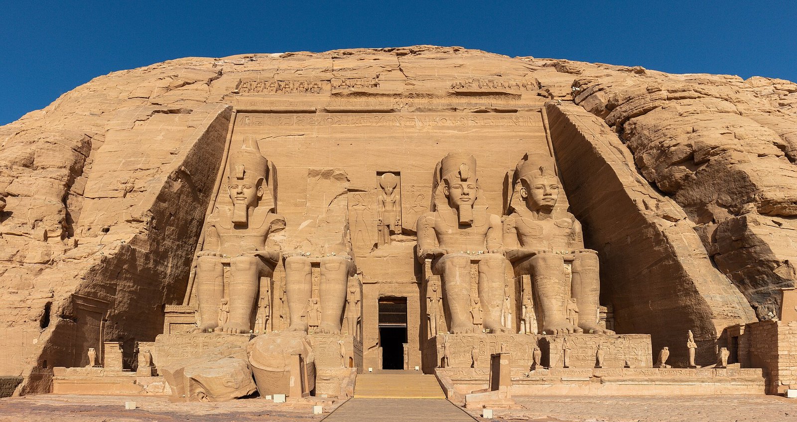 Fachada del Gran Templo de Abu Simbel con las cuatro estatuas colosales de Ramses II bajo el cielo azul en Egipto