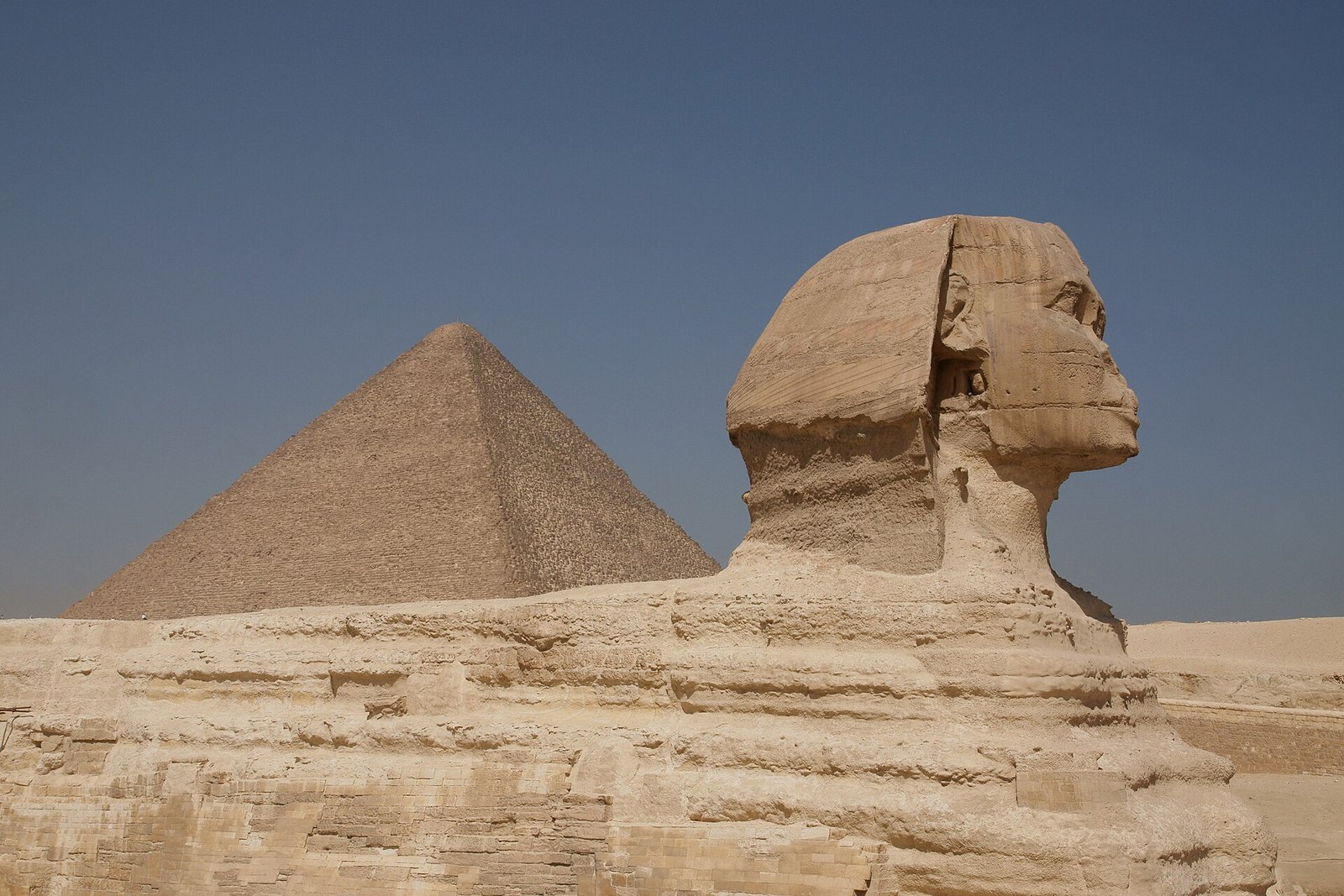 La Gran Esfinge de Giza y la piramide de Keops al fondo en Egipto, viaje en familia a Egipto