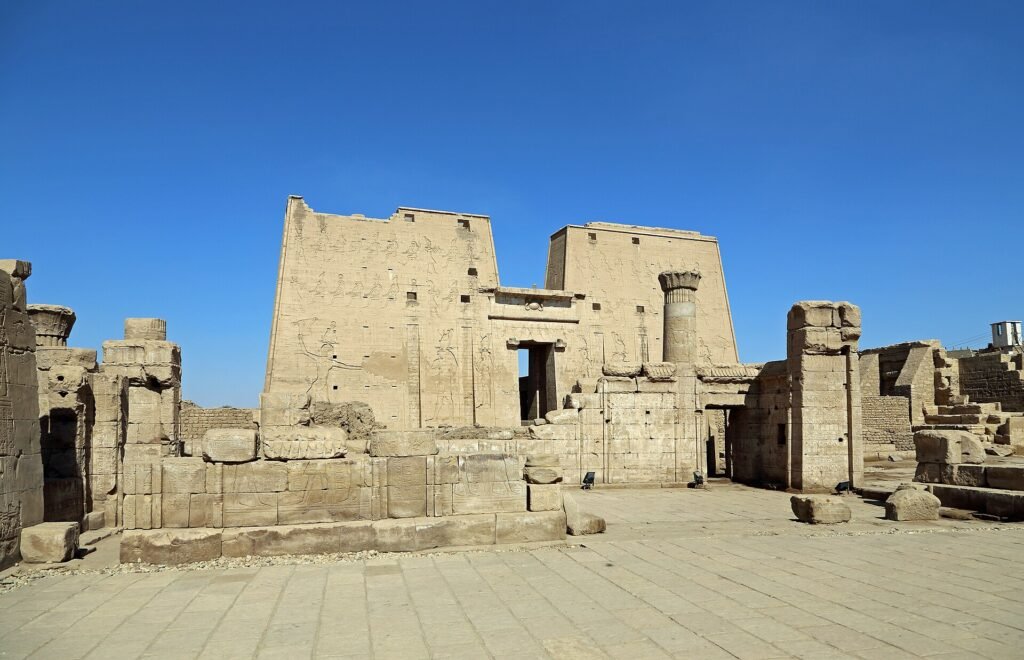 Templo de Edfu dedicado a Horus en Egipto con su gran pilono y patio empedrado bajo cielo azul