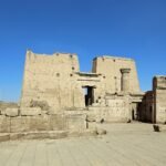 Templo de Edfu dedicado a Horus en Egipto con su gran pilono y patio empedrado bajo cielo azul