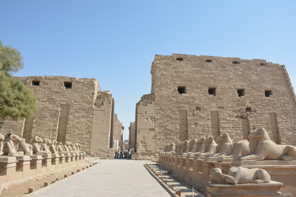 La avenida de esfinges con cabeza de carnero ante el primer pilono del templo de Karnak, en Luxor