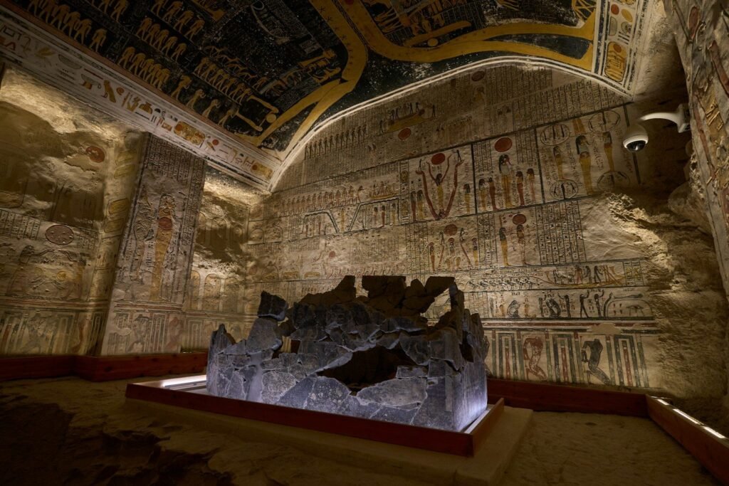 La cámara funeraria de una tumba del Valle de los Reyes, con el sarcófago de granito y las paredes cubiertas de textos pintados
