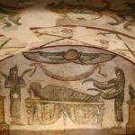 Pintura funeraria grecoegipcia en las catacumbas de Kom el-Shoqafa, en Alejandría, con la momia sobre un lecho entre dos figuras divinas