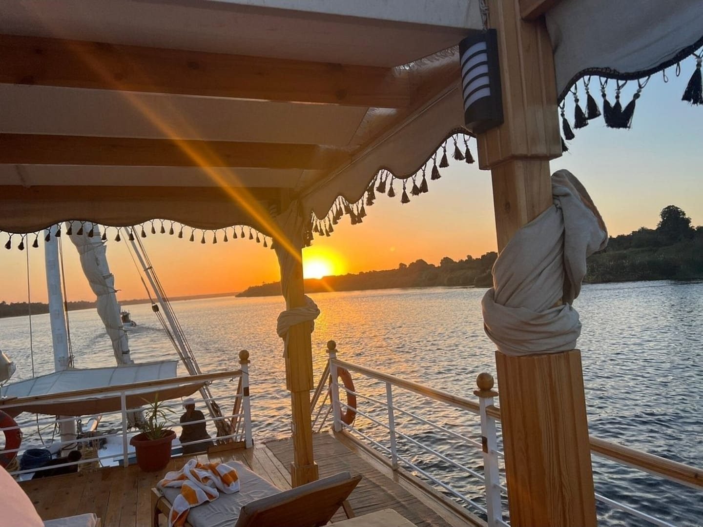 Puesta de sol sobre el Nilo vista desde la cubierta con toldo de la Akhenaton
