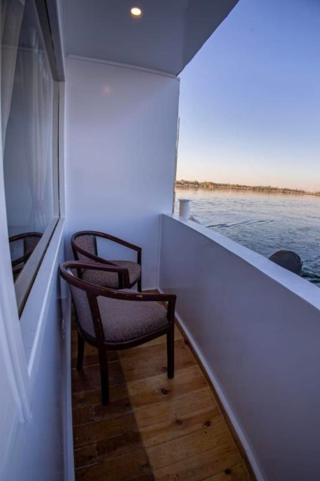 Veranda privada de una cabina de la Akhenaton, con dos sillas frente al río