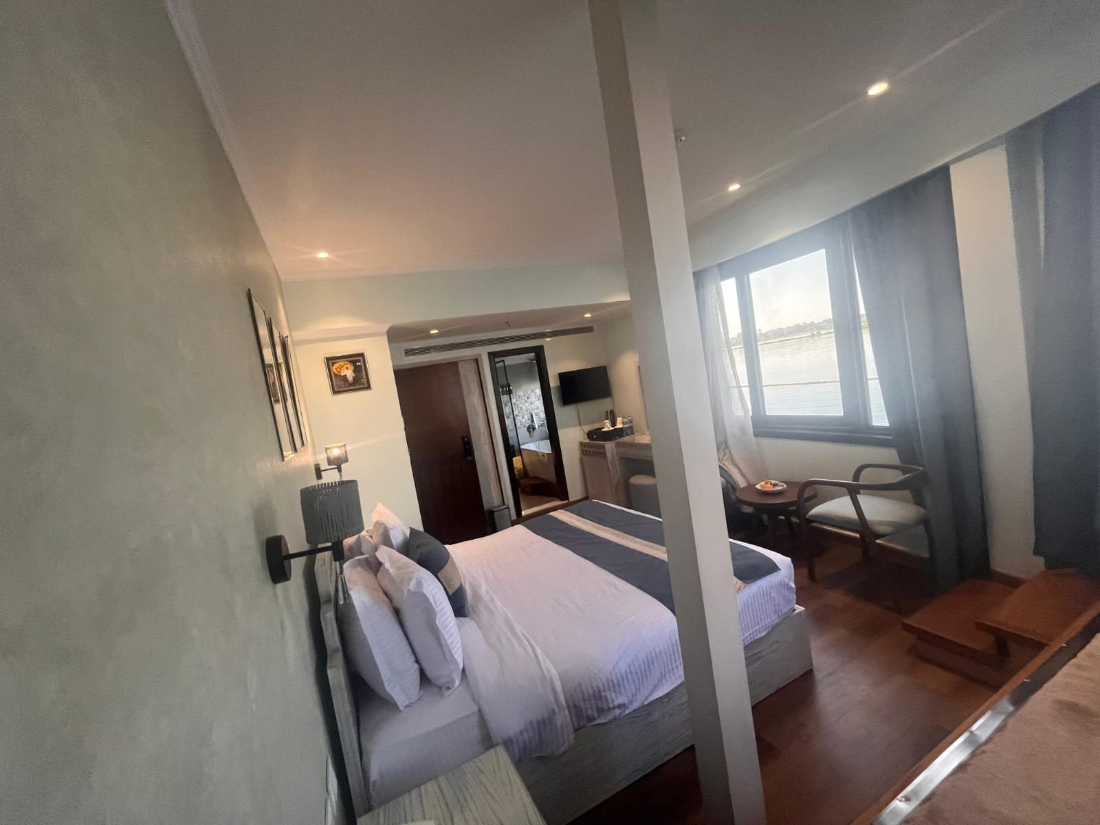 Iris cabin with a double bed and a window onto the Nile