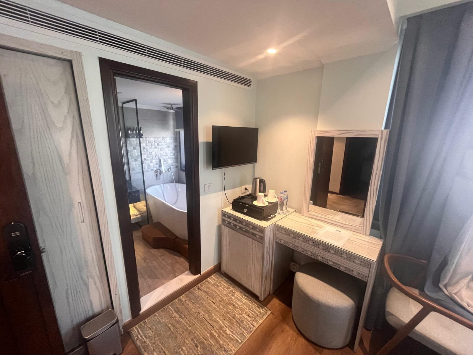 Iris cabin with a dressing table, TV and an en suite bathroom with a tub