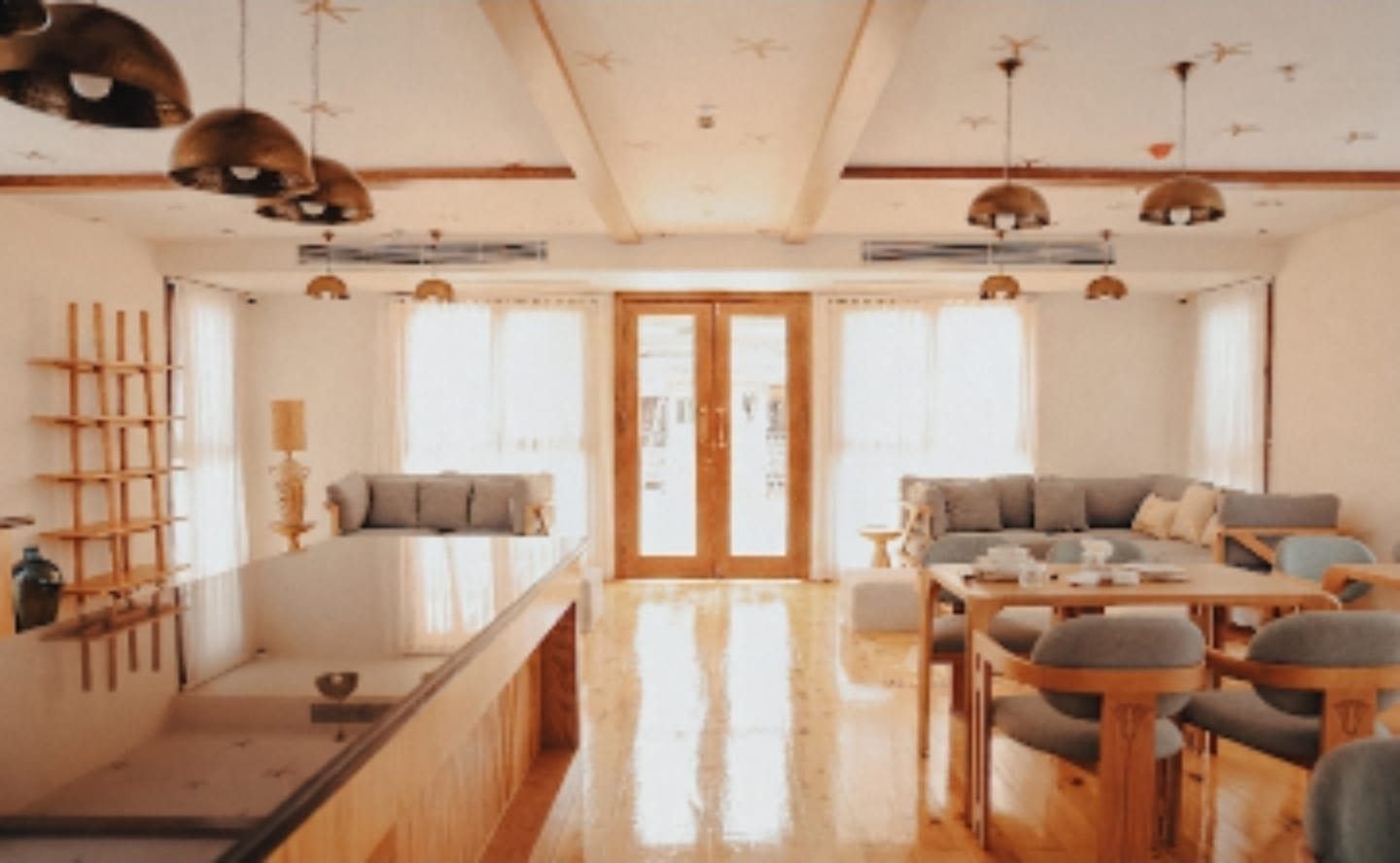 Per-ba dining room with a polished wooden floor and natural light